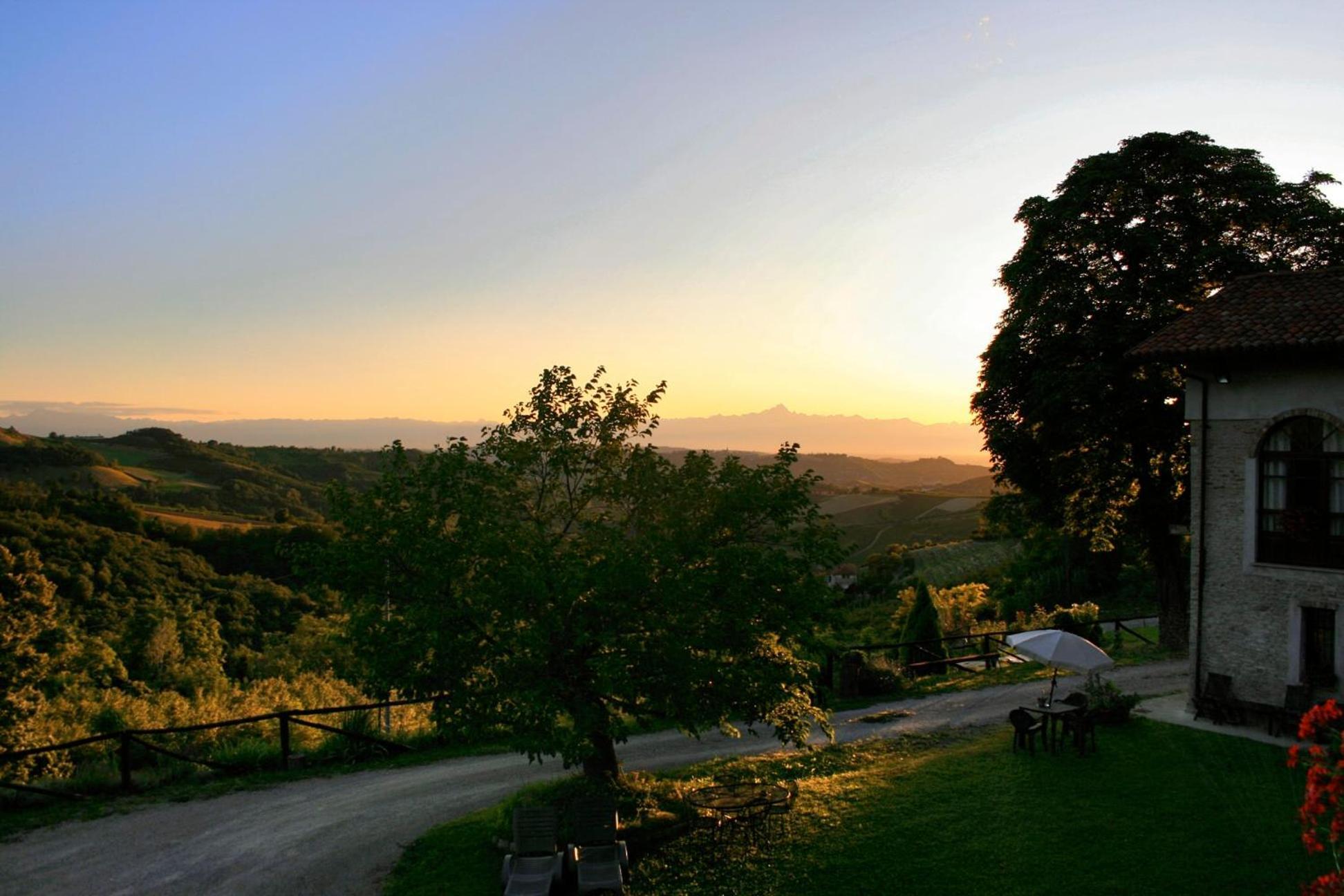 Bed and Breakfast Casa Branzele Trezzo Tinella Exterior foto