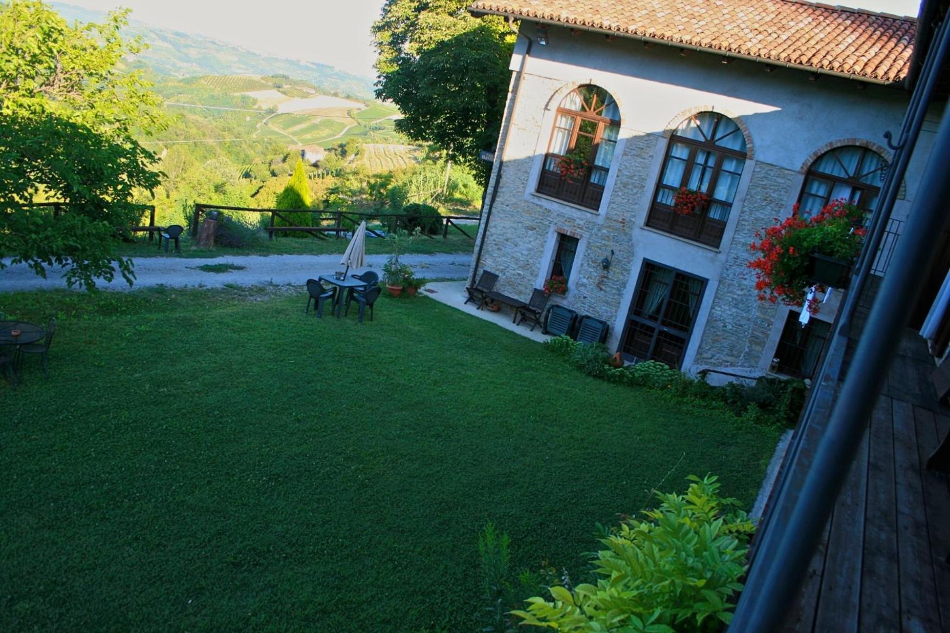 Bed and Breakfast Casa Branzele Trezzo Tinella Exterior foto