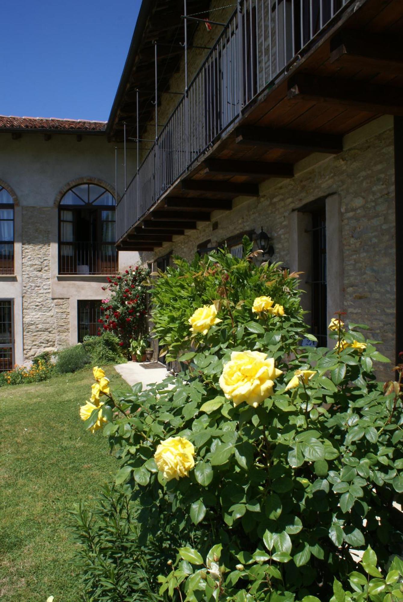 Bed and Breakfast Casa Branzele Trezzo Tinella Exterior foto